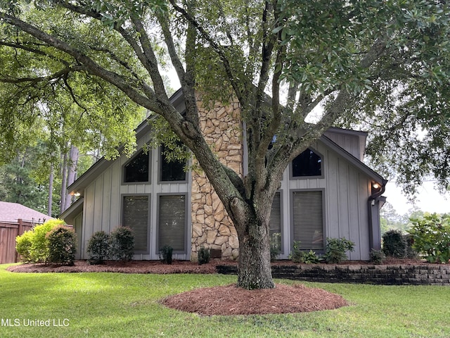 view of front of property with a front lawn