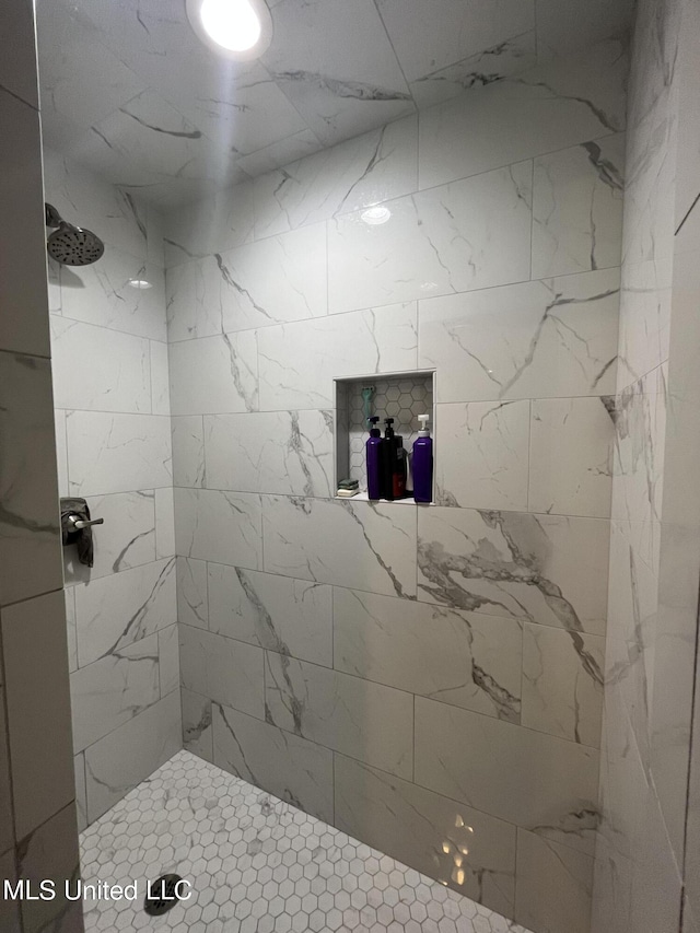 bathroom featuring a tile shower