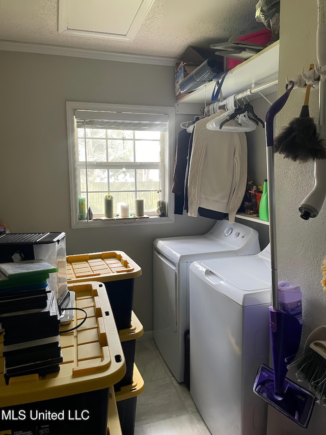 washroom with ornamental molding, laundry area, independent washer and dryer, and a textured ceiling