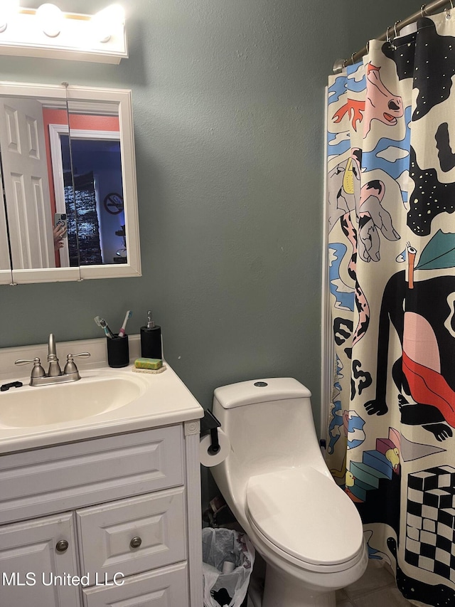 full bathroom with a shower with curtain, vanity, and toilet