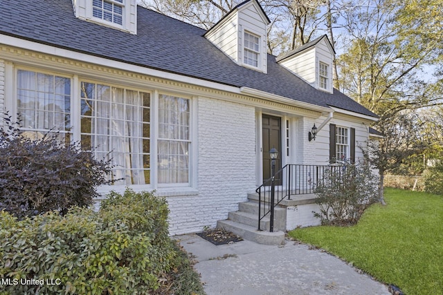 view of front facade featuring a front yard