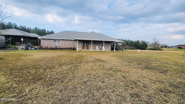 view of front of property with a front lawn