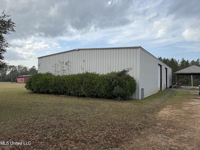 view of outdoor structure with a yard