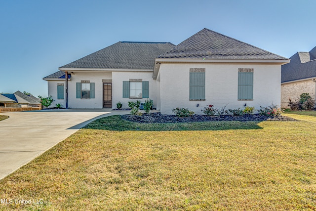 view of front of home featuring a front yard