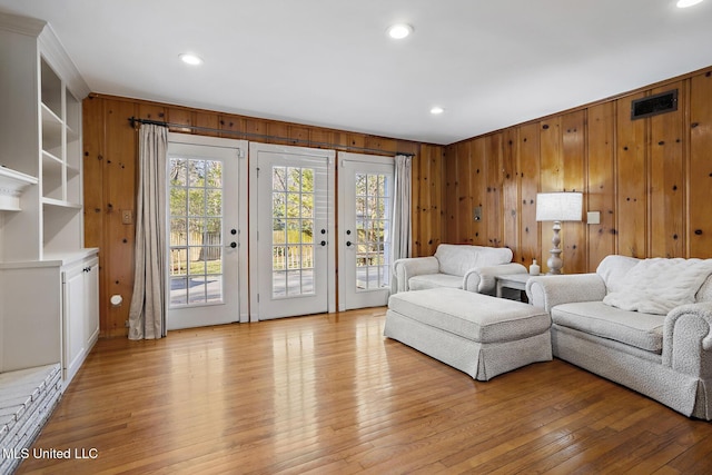 living area with recessed lighting, plenty of natural light, visible vents, and light wood-style floors