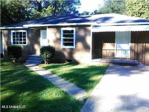 2931 Barwood Dr, Jackson, MS 39212 - view of front facade featuring a front lawn and a carport