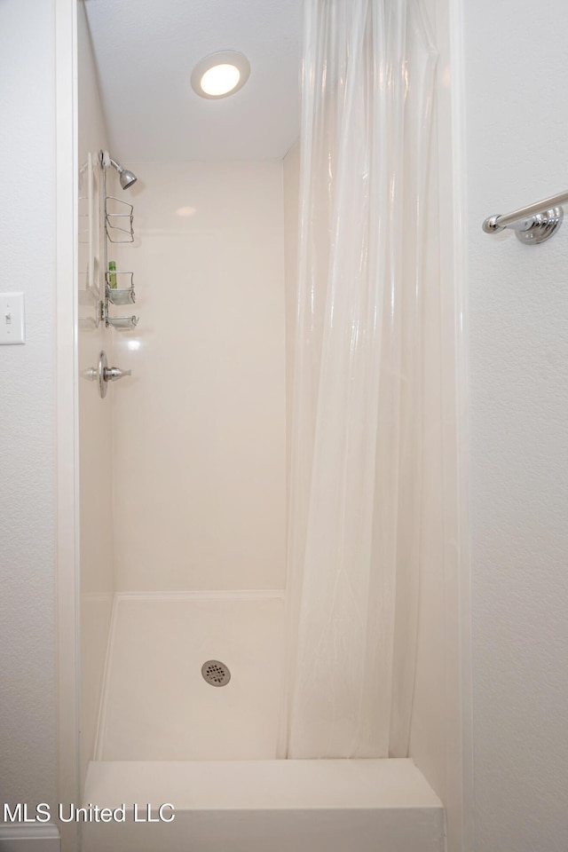 3230 Cumberland Rd Unit 18, Ocean Springs, MS 39564 - bathroom featuring a shower with shower curtain