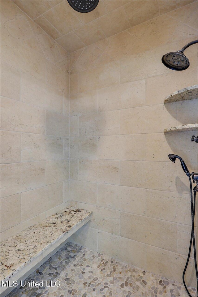 bathroom featuring a tile shower