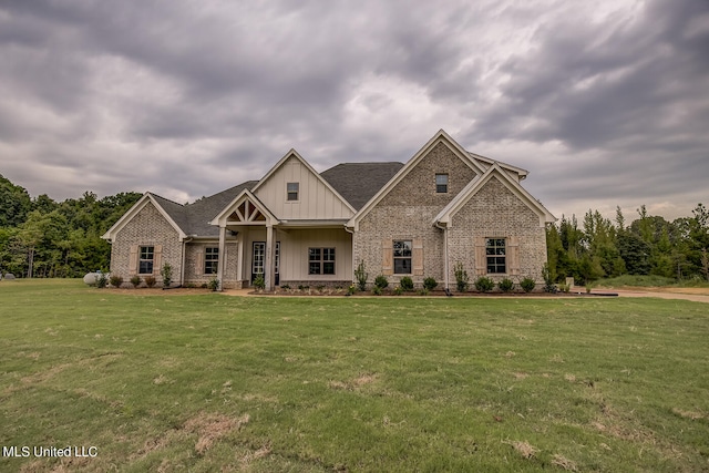 craftsman house featuring a front yard