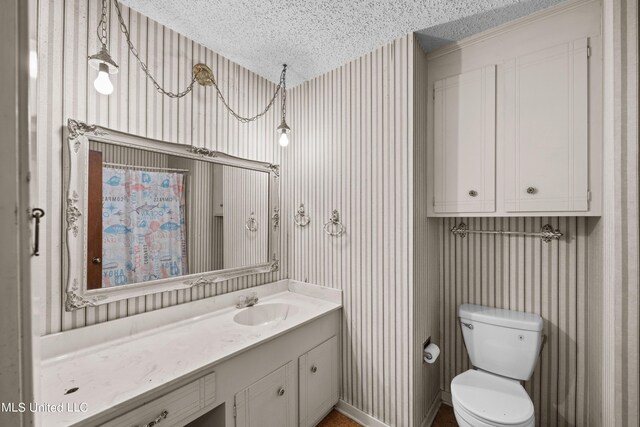 465 Heritage Pl, Jackson, MS 39212 - bathroom featuring wallpapered walls, a textured ceiling, toilet, vanity, and a shower with shower curtain