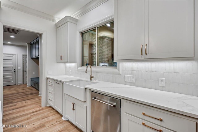 kitchen featuring crown molding, visible vents, light wood-style floors, a sink, and dishwasher