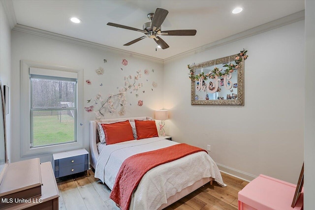 bedroom with ceiling fan, recessed lighting, baseboards, ornamental molding, and light wood finished floors