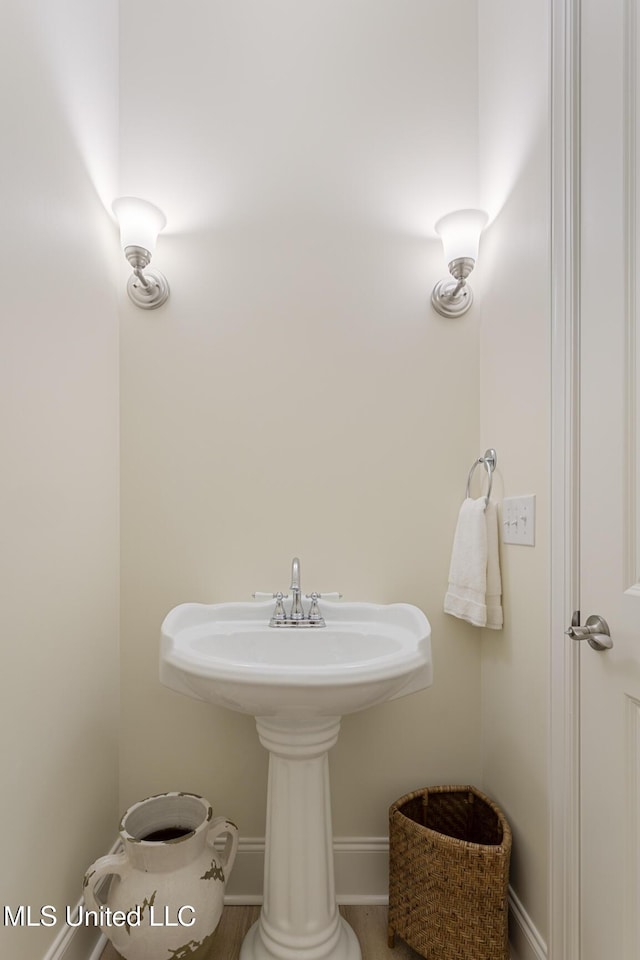 bathroom with baseboards