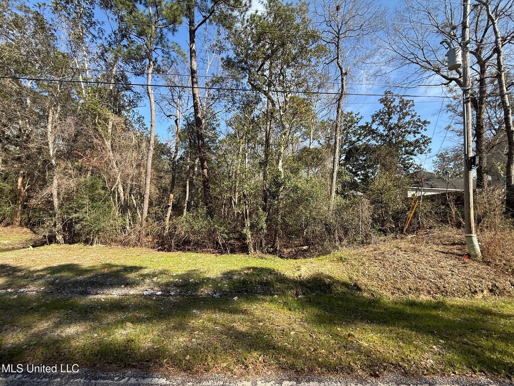 94142 Bayou Dr, Diamondhead, MS 39525