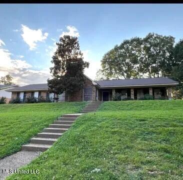 view of front of home featuring a front lawn