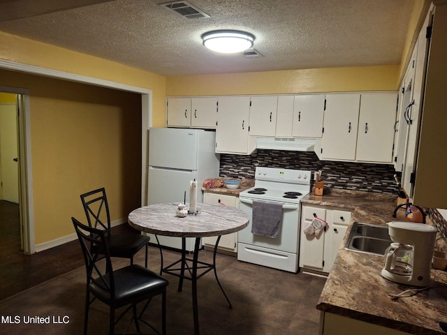 kitchen featuring visible vents, under cabinet range hood, a sink, white appliances, and decorative backsplash