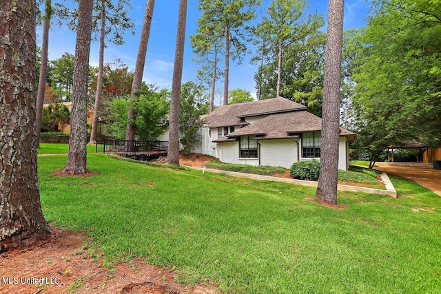 view of front facade with a front lawn