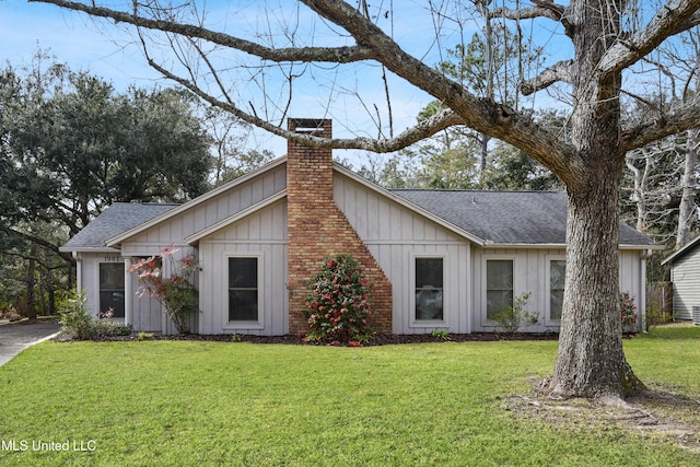 modern farmhouse featuring a front lawn