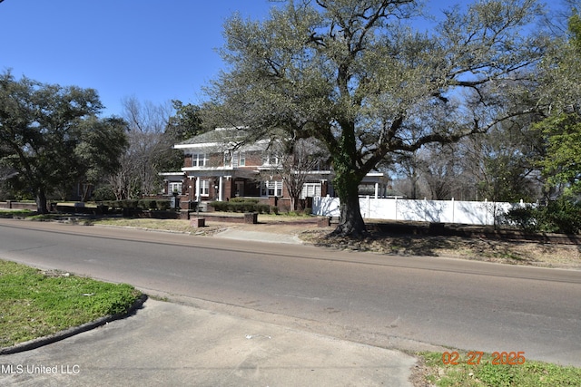 view of front facade with a fenced front yard