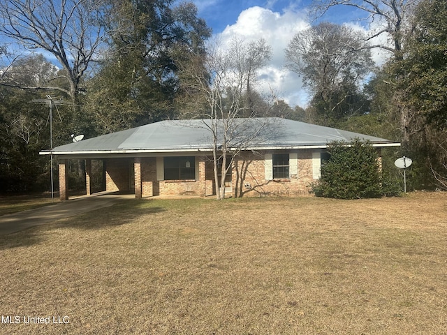 view of front of house with a carport and a front yard