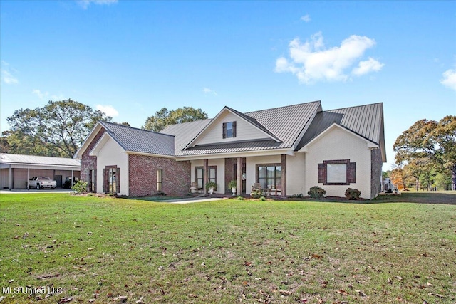 view of front of property featuring a front yard