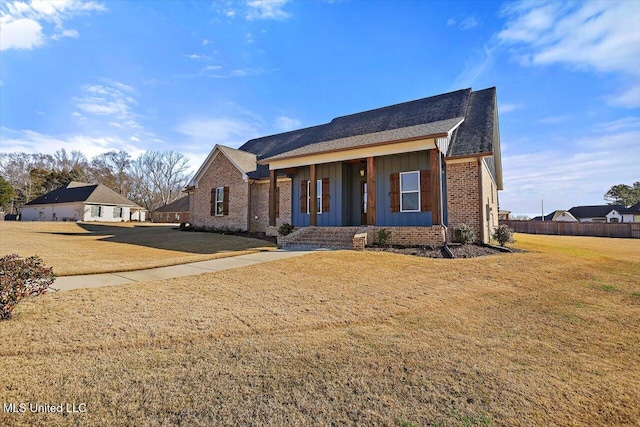 view of front of home featuring a front lawn