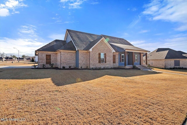 view of front of property featuring a front yard