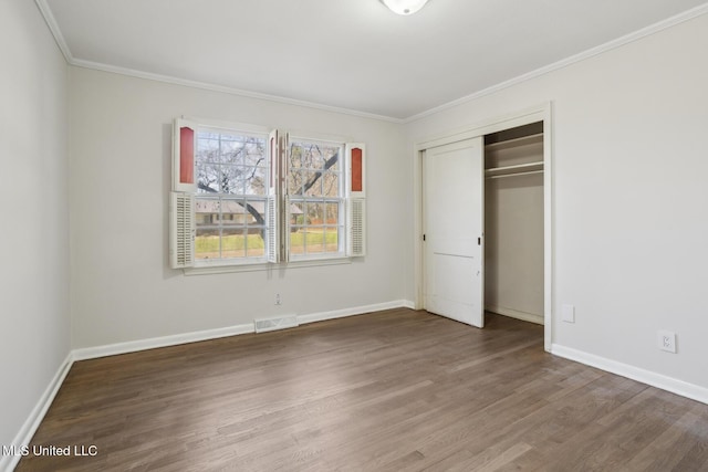 5360 Wayneland Dr, Jackson, MS 39211 - unfurnished bedroom featuring wood finished floors, visible vents, baseboards, ornamental molding, and a closet