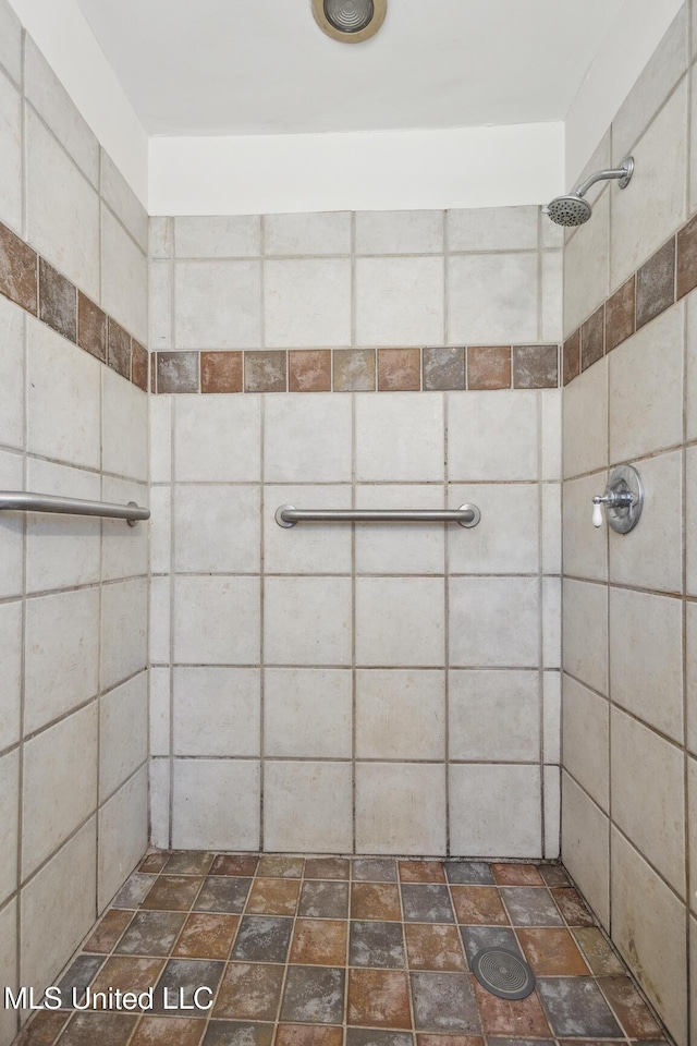 5360 Wayneland Dr, Jackson, MS 39211 - bathroom with a tile shower and stone finish flooring