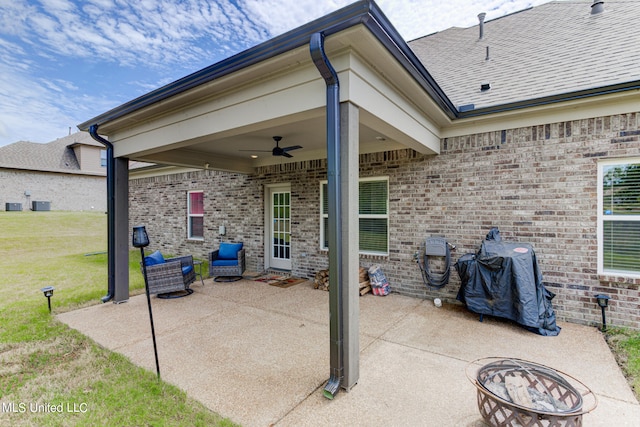 view of patio / terrace featuring an outdoor fire pit and ceiling fan