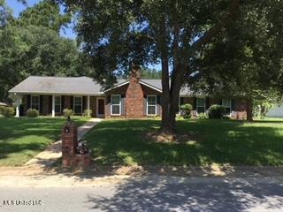 single story home featuring a front lawn