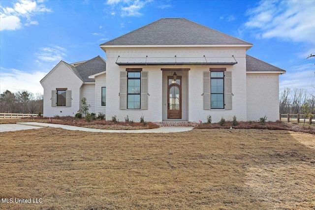 view of front of house with a front lawn