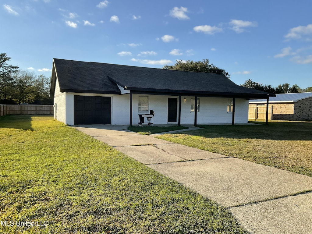 view of front of home featuring a front yard and a garage