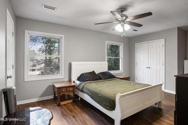 bedroom featuring ceiling fan, dark hardwood / wood-style floors, and a closet