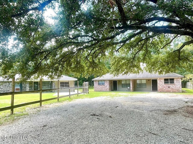 single story home featuring a front yard