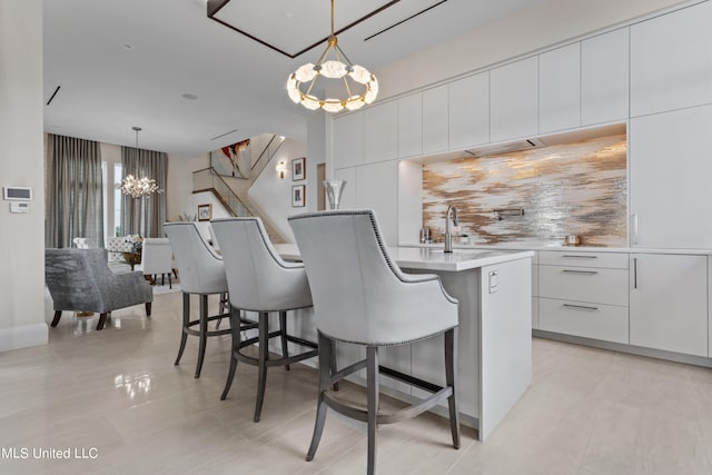 dining room featuring sink, a chandelier, and light tile patterned floors