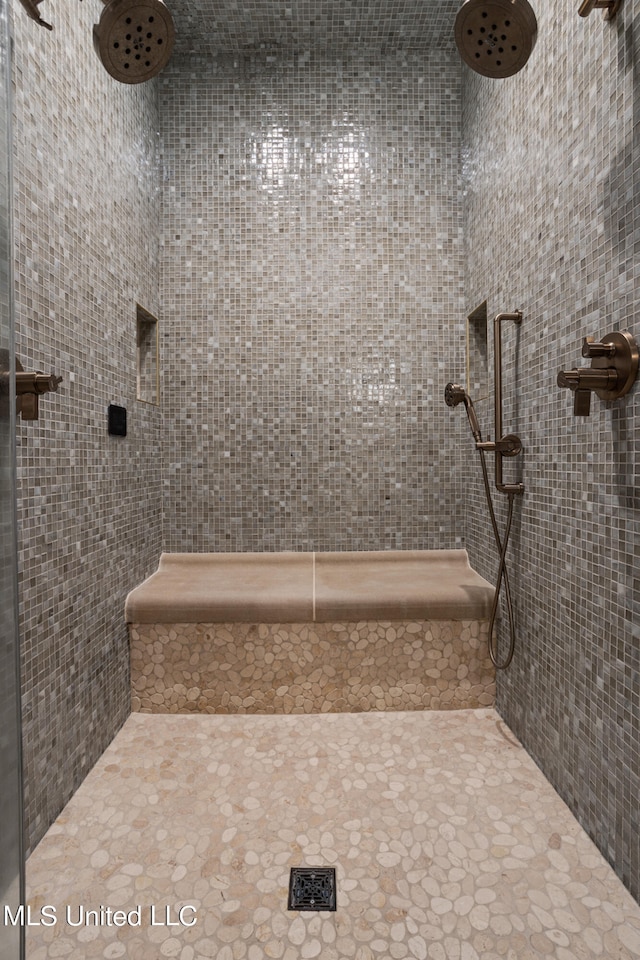 bathroom featuring tiled shower