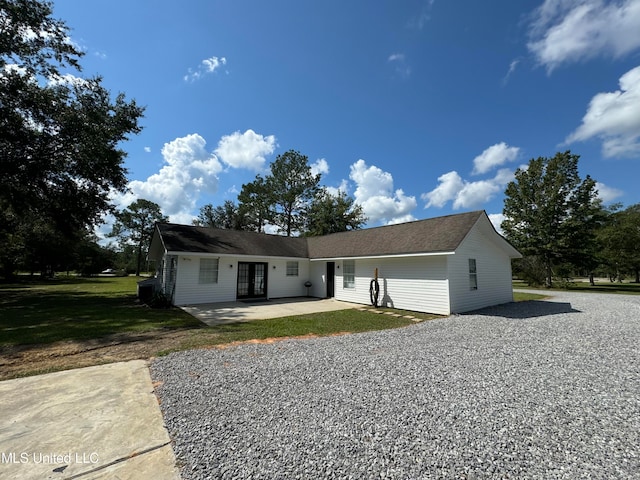 view of front of property featuring a front lawn