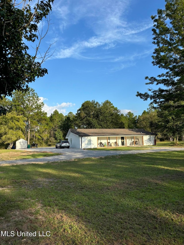 view of front facade with a front yard