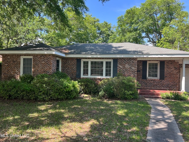 single story home with a front lawn