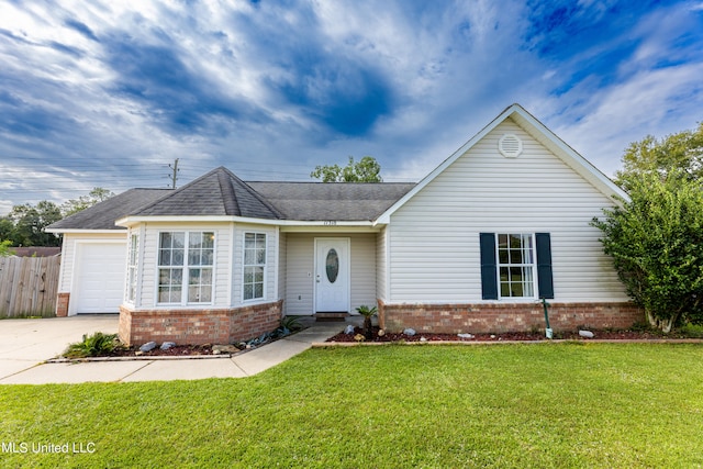 ranch-style home featuring a front lawn