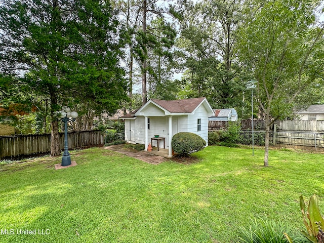 view of yard with an outbuilding