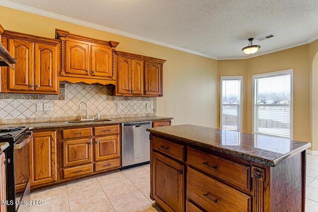 kitchen with sink, ornamental molding, stainless steel appliances, a textured ceiling, and light tile patterned floors