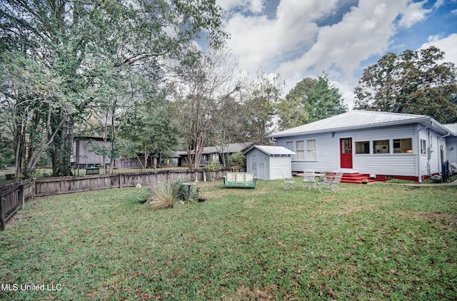 view of yard featuring a storage unit