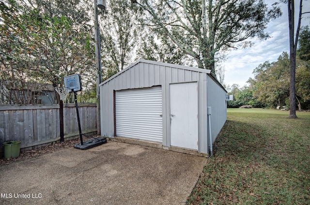 view of outdoor structure featuring a garage and a yard