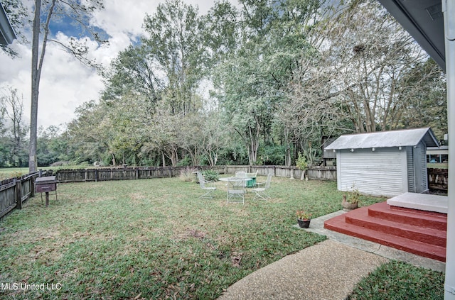 view of yard featuring a shed