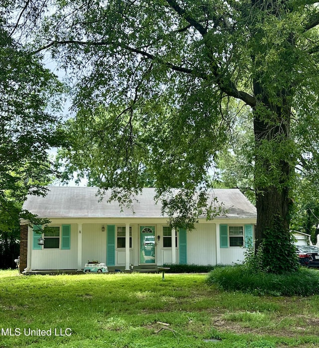 8215 Whitehead Dr, Southaven, MS 38671 - ranch-style house with a front lawn