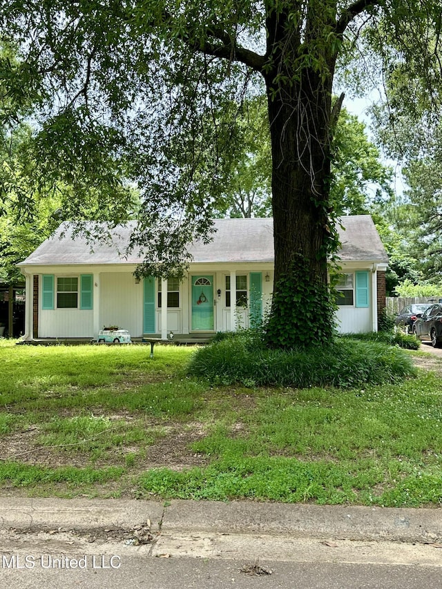 8215 Whitehead Dr, Southaven, MS 38671 - view of front facade with a front lawn