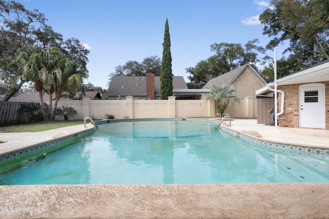 view of swimming pool featuring a patio