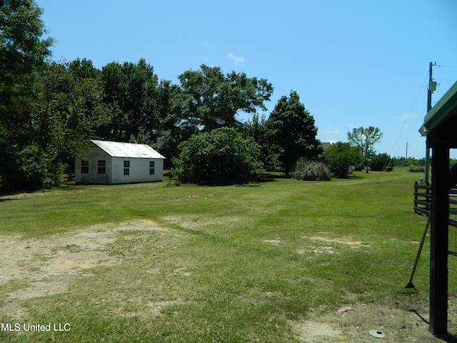 view of yard featuring an outdoor structure